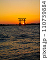 弁天島海浜公園の夕陽と鳥居 110739884