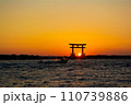 弁天島海浜公園の夕陽と鳥居と船 110739886