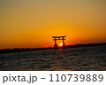 弁天島海浜公園の夕陽と鳥居 110739889