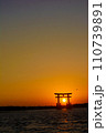 弁天島海浜公園の夕陽と鳥居 110739891