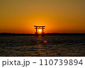 弁天島海浜公園の夕陽と鳥居 110739894