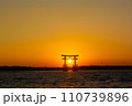 弁天島海浜公園の夕陽と鳥居 110739896