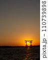 弁天島海浜公園の夕陽と鳥居 110739898