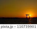 弁天島海浜公園の夕陽と鳥居 110739901