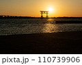 　弁天島海浜公園の夕陽と鳥居 110739906