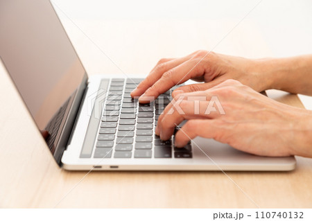 ノートパソコンをするミドル女性 110740132