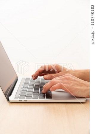 ノートパソコンをするミドル女性 110740182