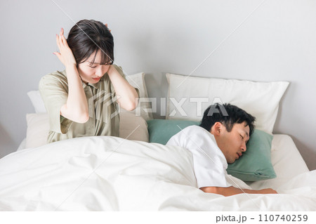 ベッドで夫のいびき・寝言で睡眠不足の妻 110740259