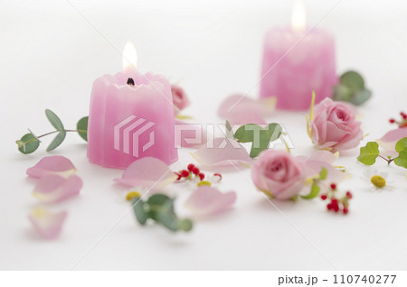 ピンク色のバラとキャンドル 110740277