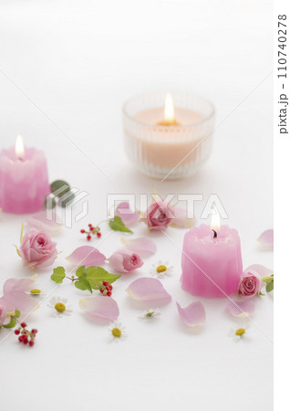 ピンク色のバラとキャンドル 110740278