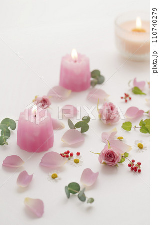 ピンク色のバラとキャンドル 110740279