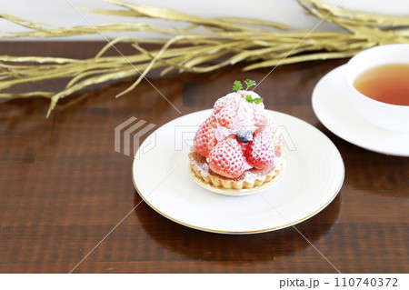 イチゴたっぷりのタルトレット・春 110740372