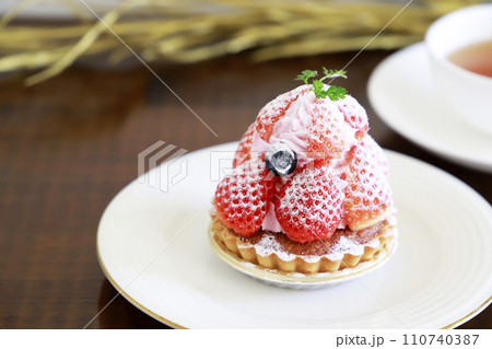 イチゴたっぷりのタルトレット・春 110740387