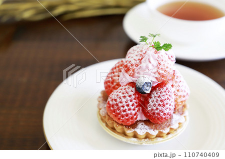 イチゴたっぷりのタルトレット・春 イチゴたっぷりのタルトレット・春 110740409