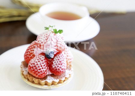 イチゴたっぷりのタルトレット・春 110740411