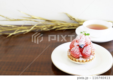 イチゴたっぷりのタルトレット・春 イチゴたっぷりのタルトレット・春 110740413