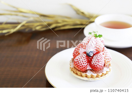 イチゴたっぷりのタルトレット・春 110740415