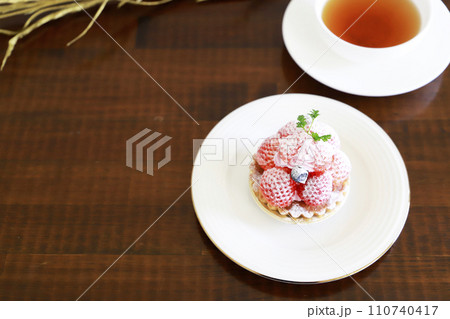 イチゴたっぷりのタルトレット・春 110740417