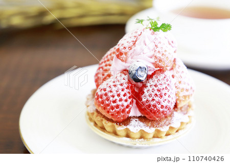 イチゴたっぷりのタルトレット・春 110740426