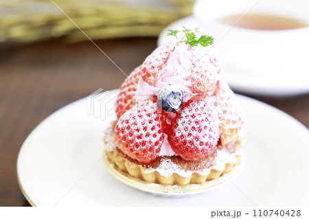 イチゴたっぷりのタルトレット・春 110740428