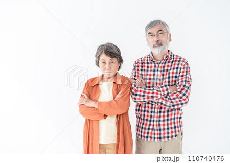 考えるシニア夫婦 考えるシニア夫婦 110740476