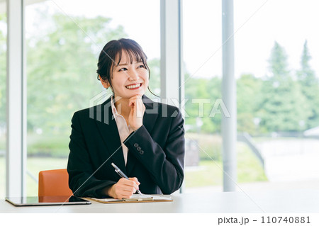 企画を考えるビジネスウーマン（妙案・名案・商品開発・アイデア） 110740881