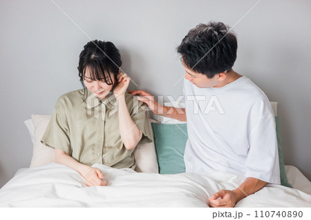 耳鳴り・耳・目眩・難聴・中耳炎に悩む女性と心配する男性 耳鳴り・耳・目眩・難聴・中耳炎に悩む女性と心配する男性 110740890