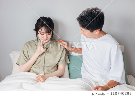 口周りを痛がる女性と心配する男性（ヘルペス・吹き出物・口角炎・虫歯） 110740893