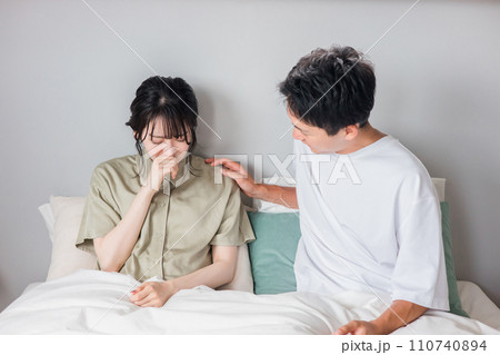 鼻炎・花粉症・鼻詰まりの症状で苦しむ女性と心配する男性 鼻炎・花粉症・鼻詰まりの症状で苦しむ女性と心配する男性 110740894