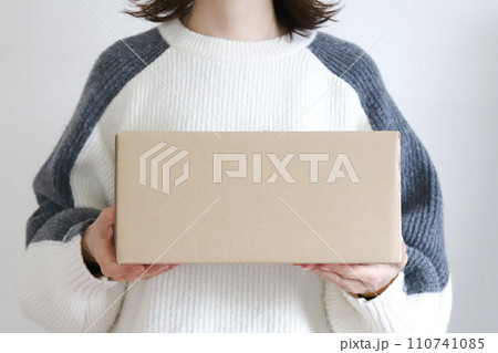 段ボール箱を持った女性　荷物イメージ 110741085