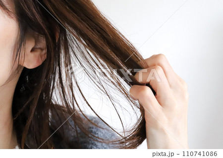 髪の毛を触る女性 ヘアケアイメージ 髪の毛を触る女性 ヘアケアイメージ 110741086