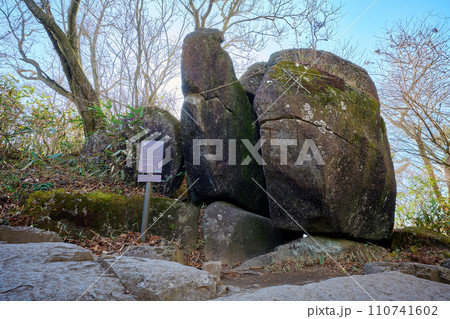 筑波山の登山道にある奇岩 110741602