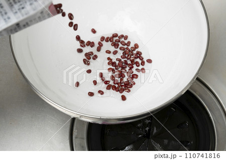 小豆を洗う  110741816