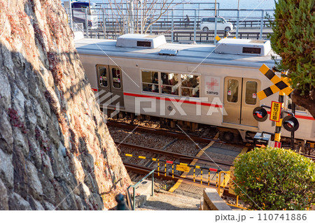 神戸市垂水区の山陽電鉄の海の見える踏み切り 神戸市垂水区の山陽電鉄の海の見える踏み切り 110741886