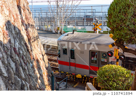 神戸市垂水区の山陽電鉄の海の見える踏み切り 神戸市垂水区の山陽電鉄の海の見える踏み切り 110741894