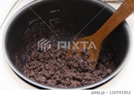 炊いた小豆に米麹を入れる 110741952