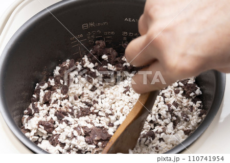 炊いた小豆に米麹を入れる 110741954