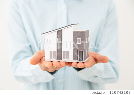 戸建ての住宅模型を持つミドル女性 110742108