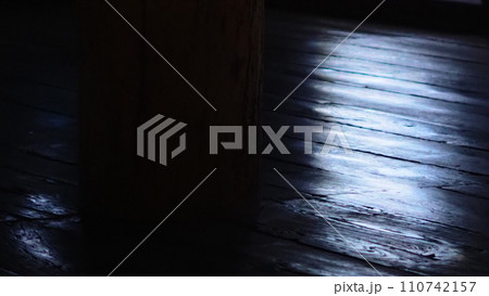 ピカピカに反射するフローリング床 110742157