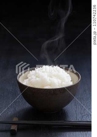 炊き立てのご飯、湯気立つ白米、新米 炊き立てのご飯、湯気立つ白米、新米 110742236