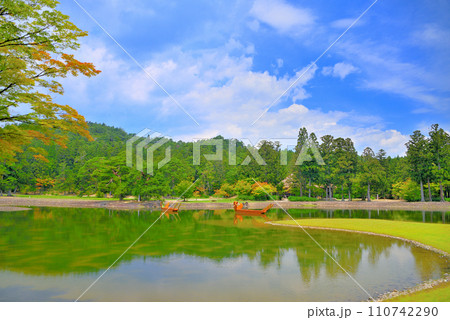 東北・平泉・毛越寺浄土庭園・青い空、水鏡の大泉が池、州浜が描く、みちのくの風景・岩手県平泉町(1) 110742290