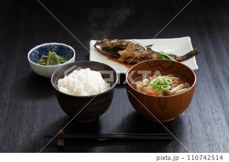 カサゴの煮魚定食、和食、豚汁とご飯 カサゴの煮魚定食、和食、豚汁とご飯 110742514
