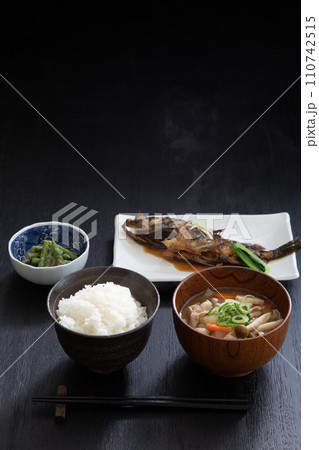 カサゴの煮魚定食、和食、豚汁とご飯 カサゴの煮魚定食、和食、豚汁とご飯 110742515