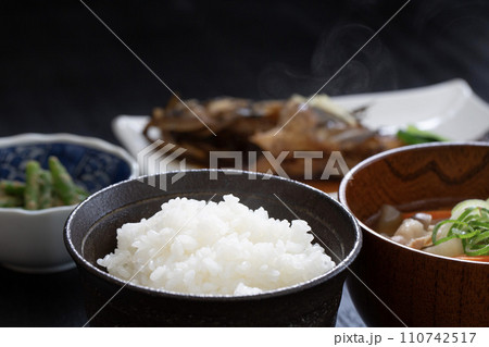 カサゴの煮魚定食、和食、豚汁とご飯 カサゴの煮魚定食、和食、豚汁とご飯 110742517