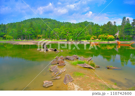 東北・平泉・毛越寺浄土庭園・庭園の中の美しい景観の一つ、空を映す大泉が池の、出島石組と池中立石(4) 東北・平泉・毛越寺浄土庭園・庭園の中の美しい景観の一つ、空を映す大泉が池の、出島石組と池中立石(4) 110742600