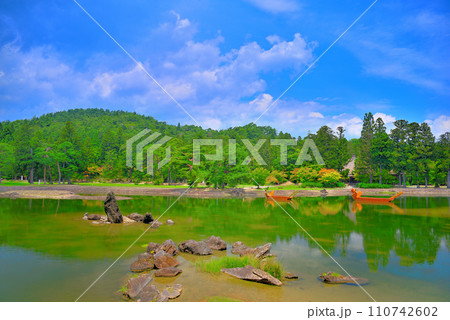 東北・平泉・毛越寺浄土庭園・庭園の中の美しい景観の一つ、空を映す大泉が池の、出島石組と池中立石(5) 110742602