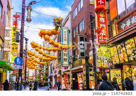 日本の横浜都市景観2024春節燈花…賑わう中華街、コロナ禍前の光景に…新時代へ…＝令和6年1月19日 110742603