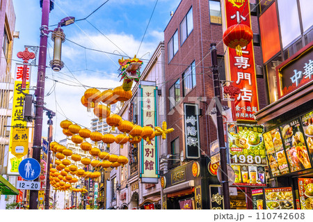 日本の横浜都市景観2024春節燈花…賑わう中華街、コロナ禍前の光景に…新時代へ…＝令和6年1月19日 110742608