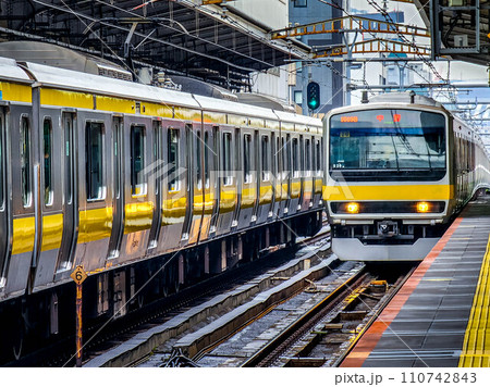 黄色いラインの長い電車～秋葉原～ 110742843