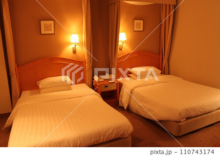 ホテルのベッド 110743174